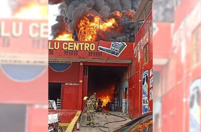Incendio calcina bodega de pinturas en Minatitlán
