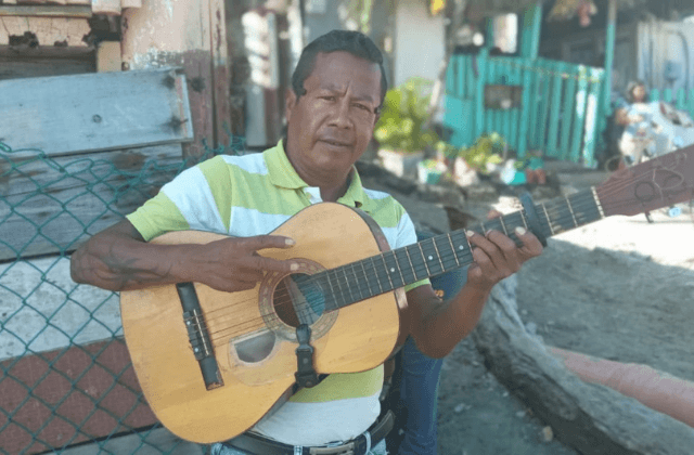 Fernando sobrevivió la pandemia en Veracruz solo con fé y su guitarra