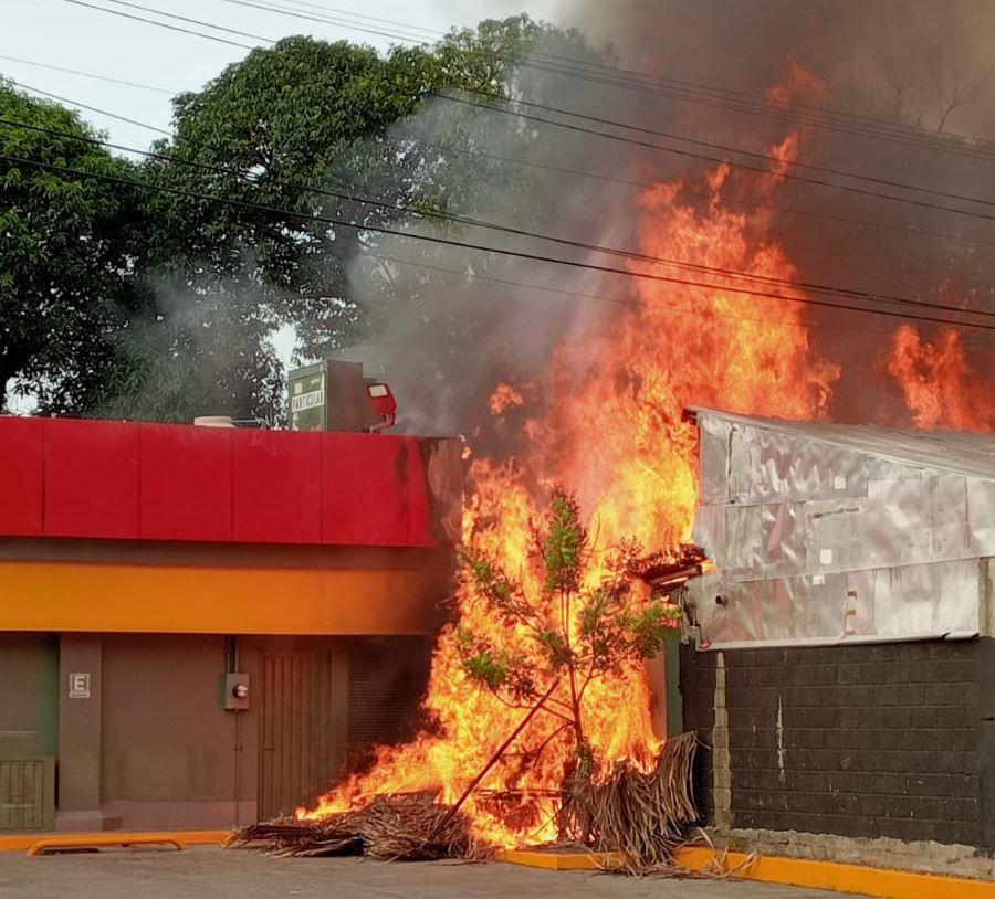 Incendio consume palapa y daña Oxxo en San Andres Tuxtla 
