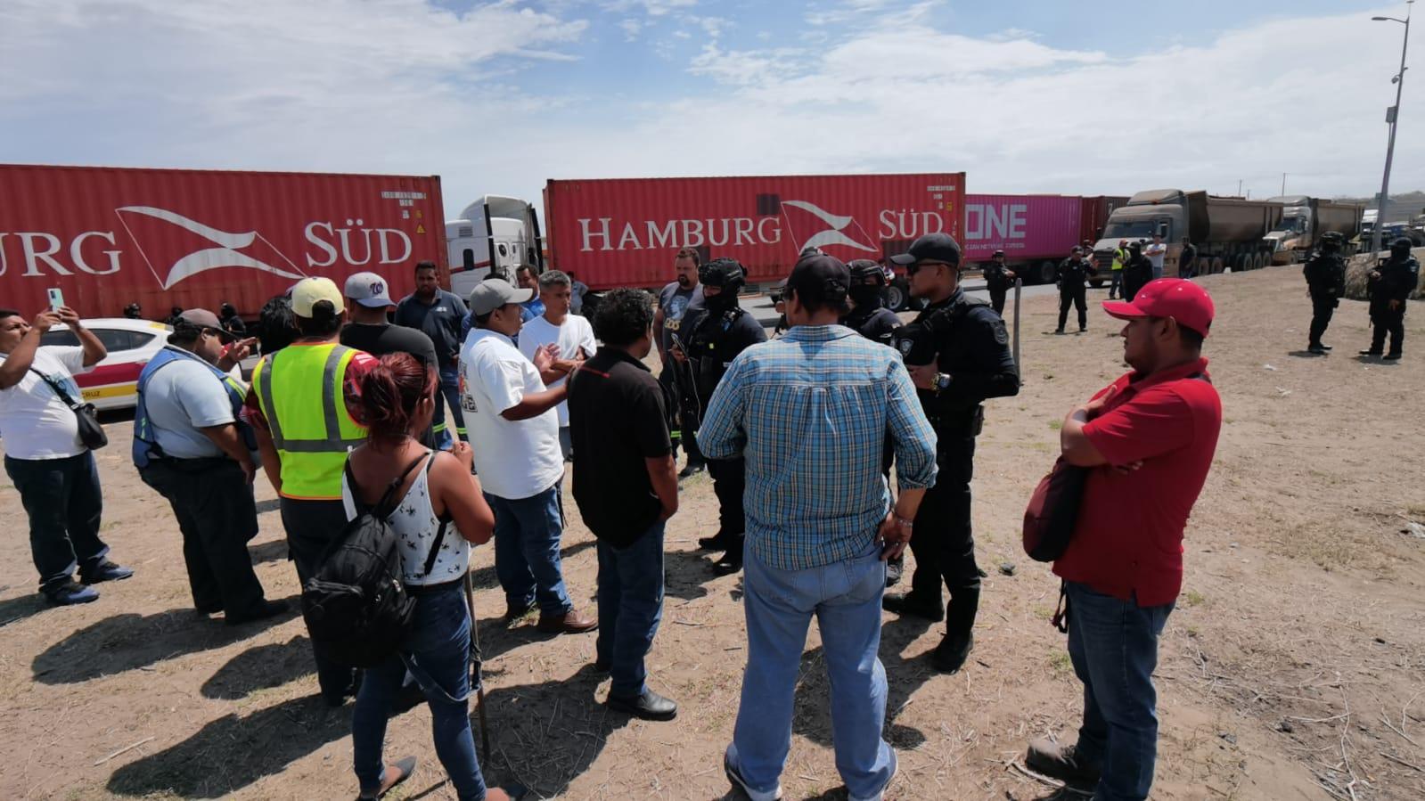 Transportistas bloquean acceso al puerto en protesta contra Aduana de Veracruz
