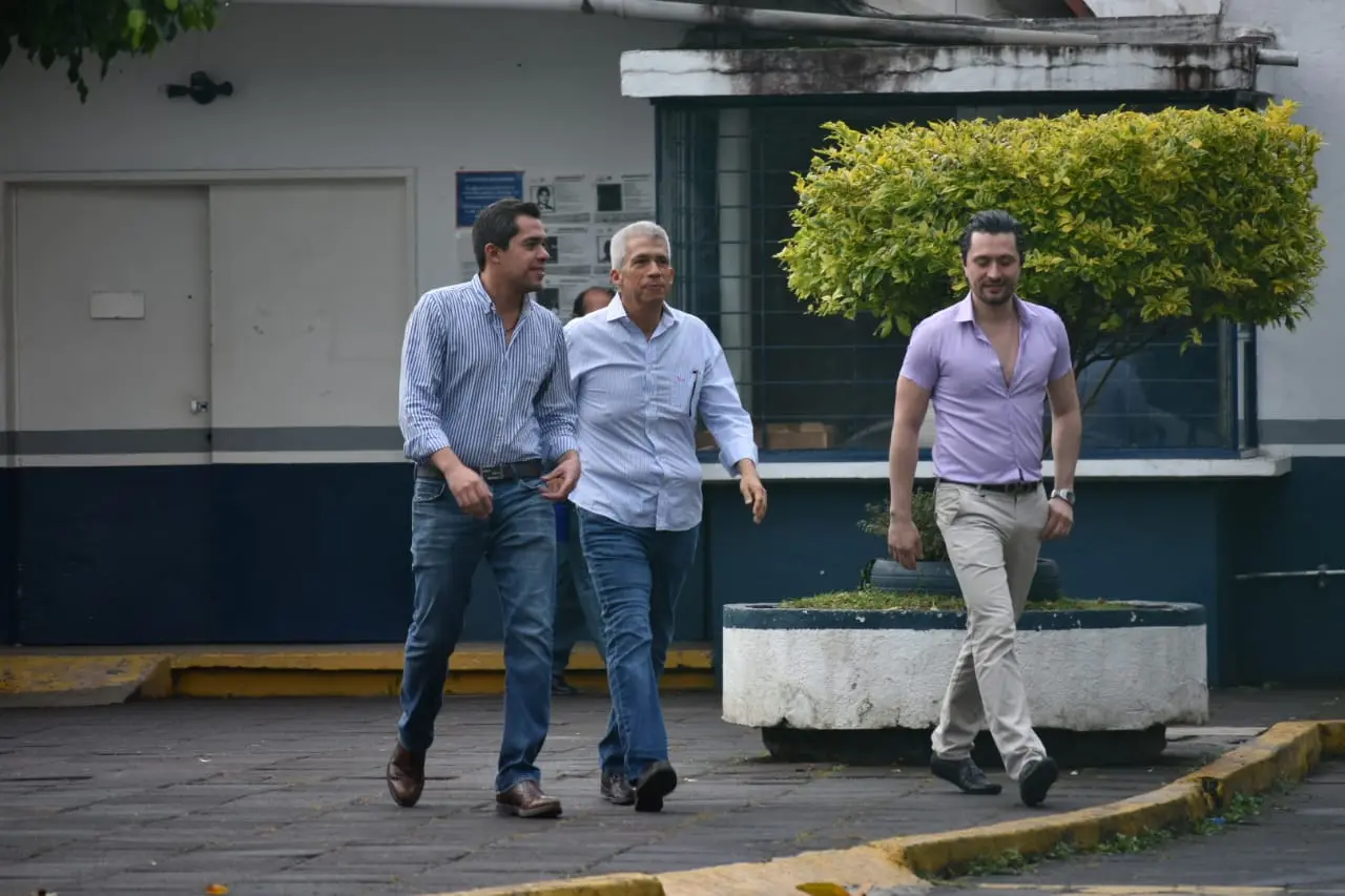 VIDEO: Francisco Valencia "aplaude" a Cuitláhuac al salir de prisión