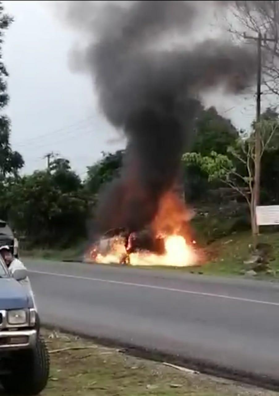 Fuego consume camioneta en la Córdoba-Veracruz; chofer logró salir