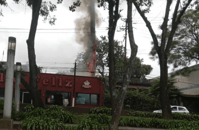 Fuerte movilización por incendio de Pollo Feliz en avenida Xalapa