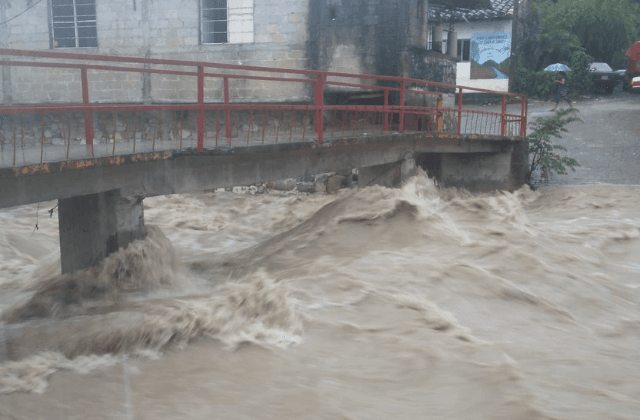 Fuertes lluvias desbordan arroyo Coyutla, al norte de Veracruz