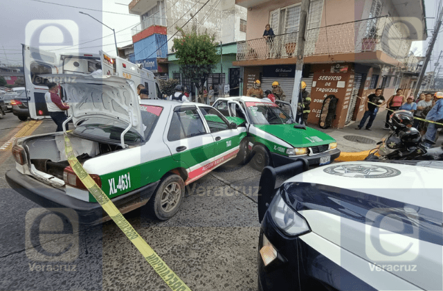 Chocan taxis en 20 de Noviembre en Xalapa, hay lesionados