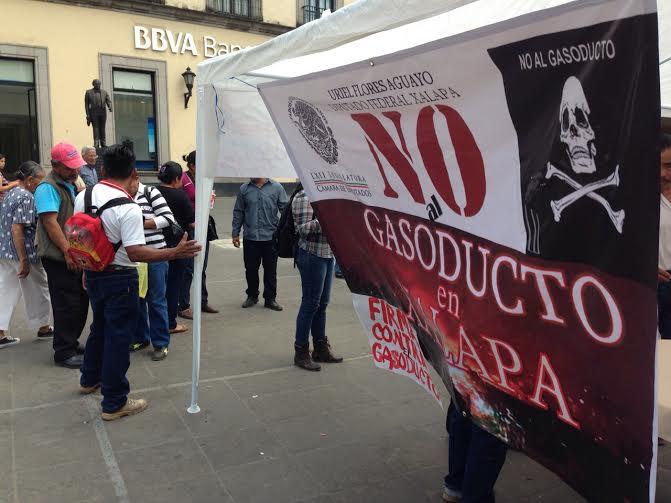 Levantan firmas en Xalapa contra gasoducto de Nestlé 