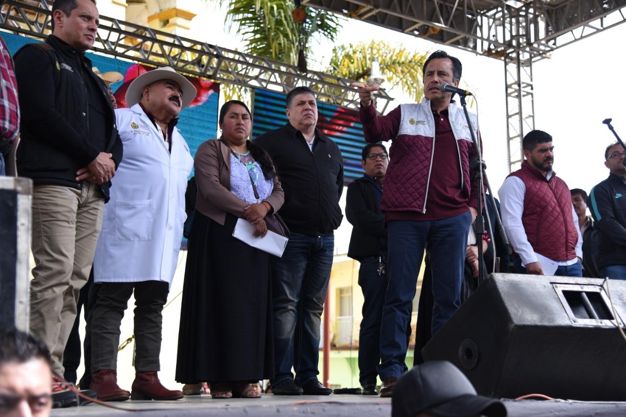 Gobernador Cuitláhuac García visita Soledad Atzompa; llega a acuerdo con pobladores