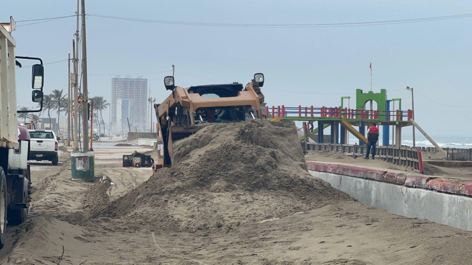 Playa invade malecón en Coatza; terrazas de Víctor Carranza no funcionan