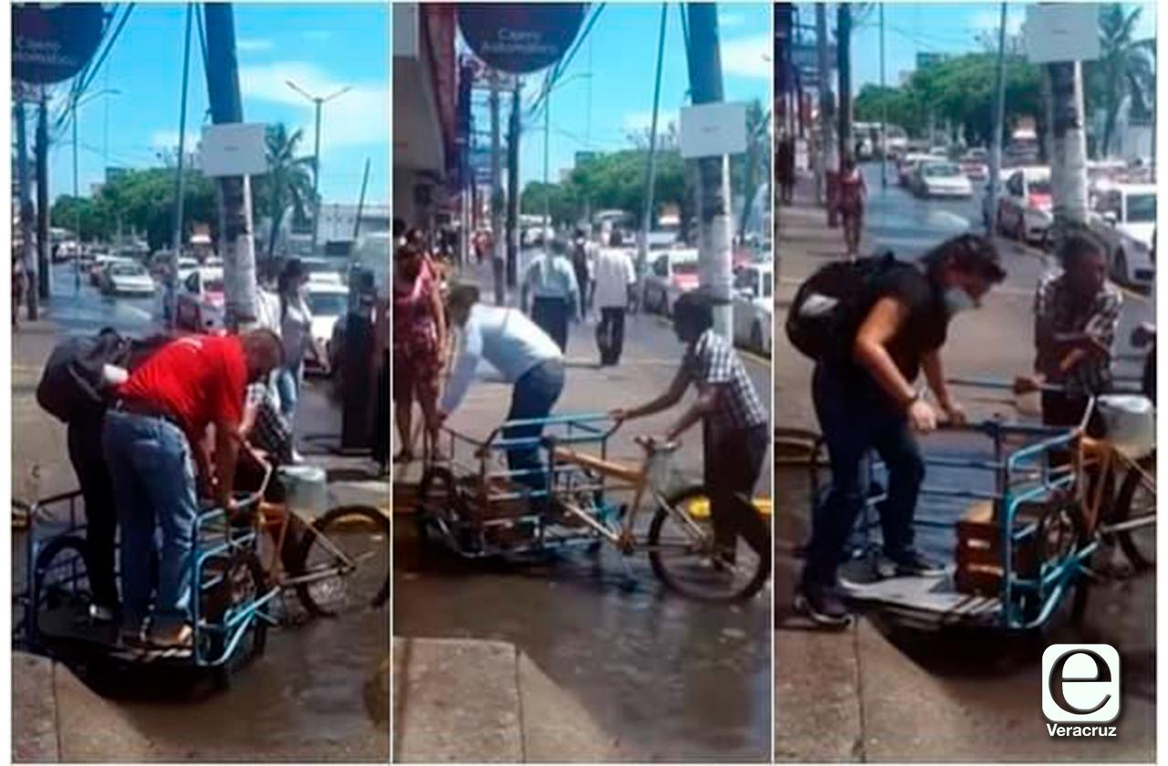 Héroe en triciclo: así ayudó a cruzar calle inundada en Veracruz