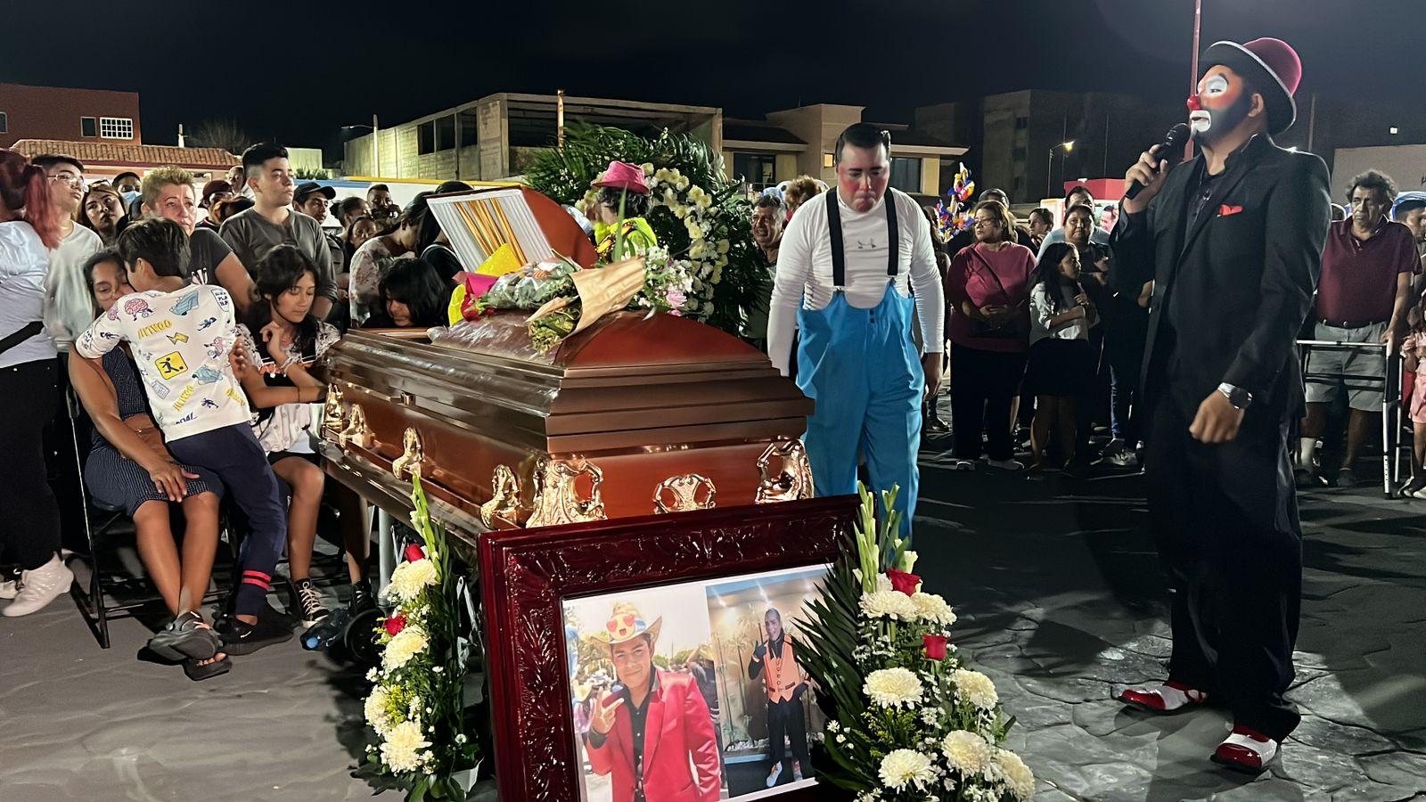 Con un show, payasos de Coatza despidieron a El Teco tras homicidio