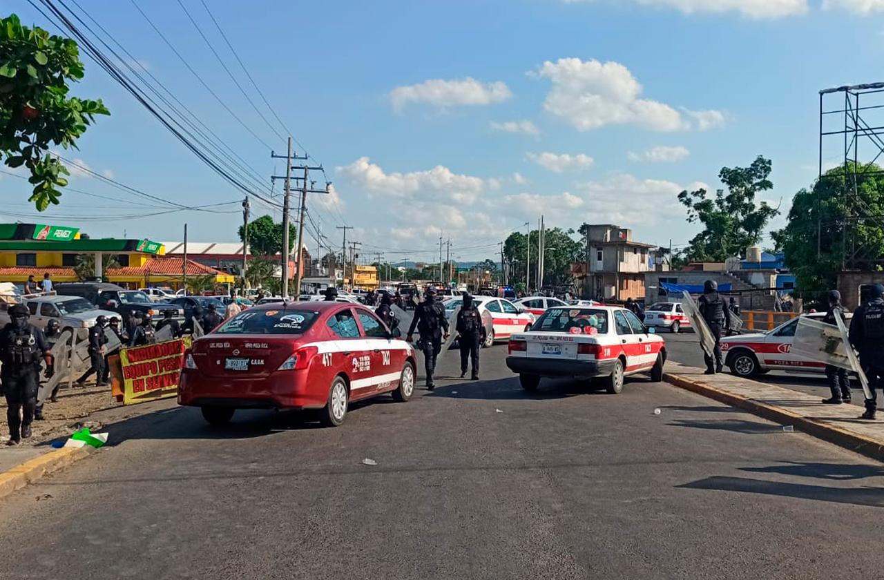 Detienen a 40 taxistas en Poza Rica y aseguran “autos clonados”
