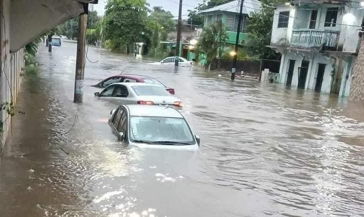 Lluvias dejan inundaciones y autos atrapados en 15 colonias de Mina