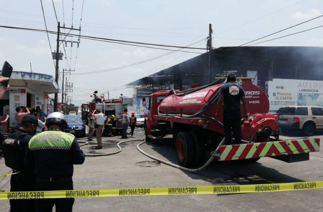 Incendio en taller de auto climas en Córdoba deja una persona grave
