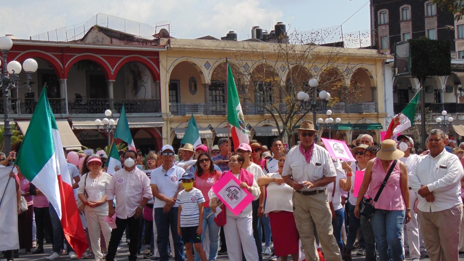 El INE no se toca, gritan en marcha contra AMLO en Córdoba