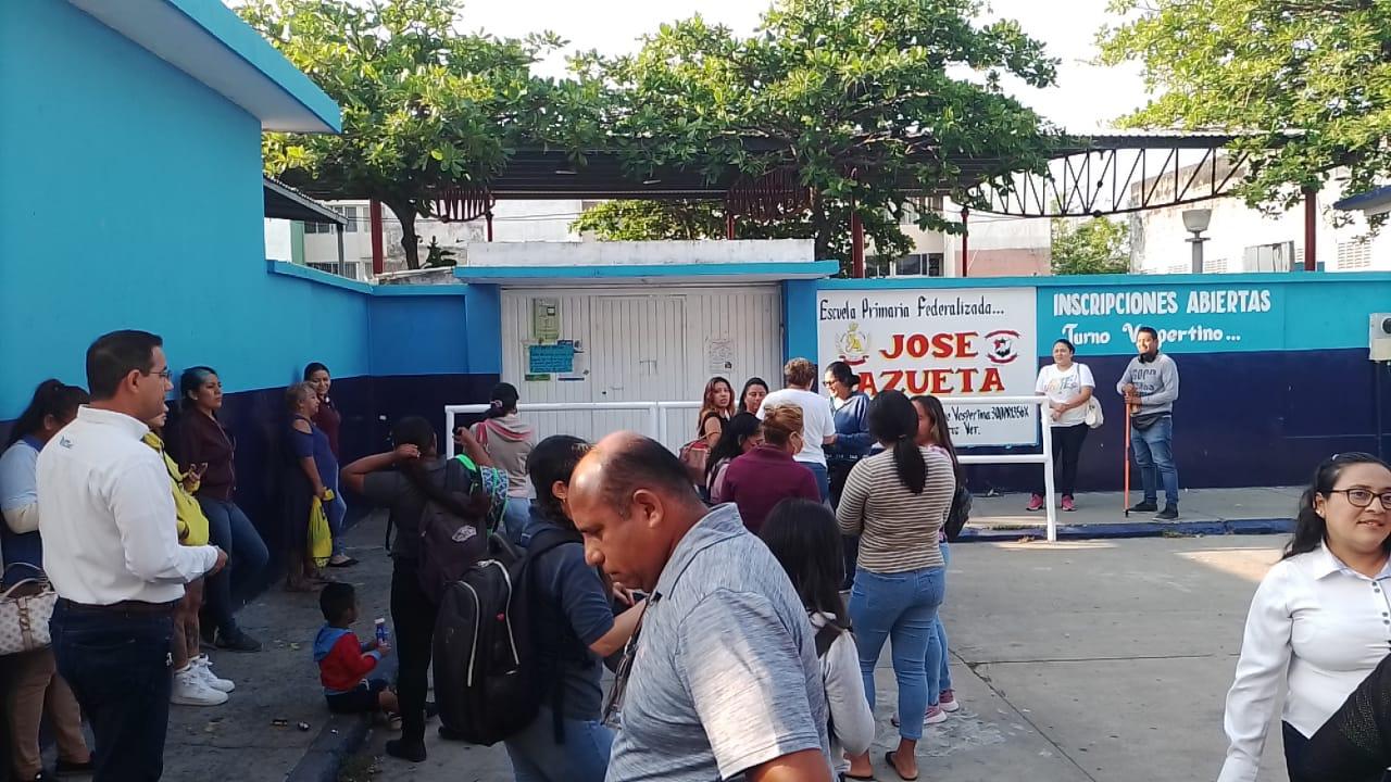 Padres se manifiestan en escuela de Veracruz; llevan tres años sin director