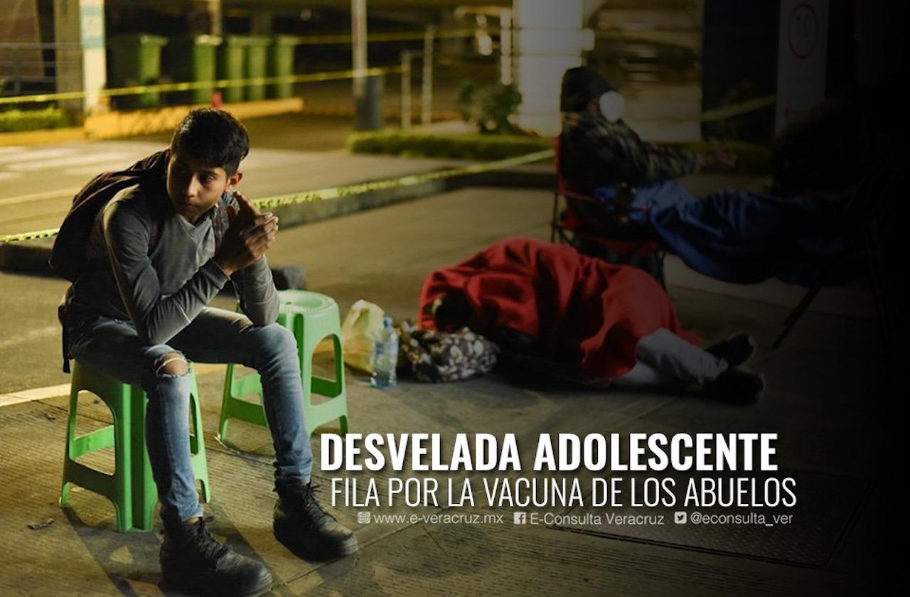 Jóvenes de Xalapa trasnochan, pero por vacunas para sus abuelos
