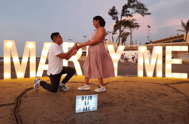 Joven sorprende con propuesta de matrimonio en playa de Coatza