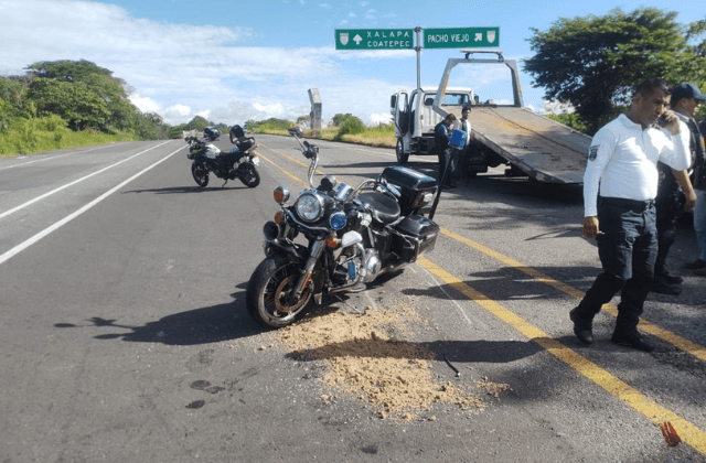 Les tocó a ellos: policía choca moto contra taxi en libramiento Coatepec