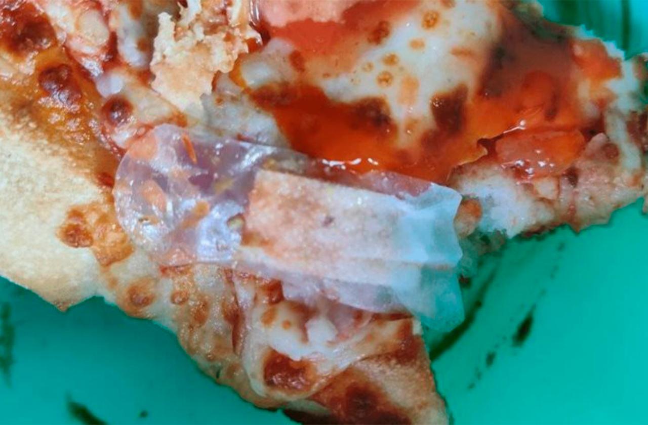 Lo mastiqué: Brenda encuentra curita usado en su pizza en Veracruz 