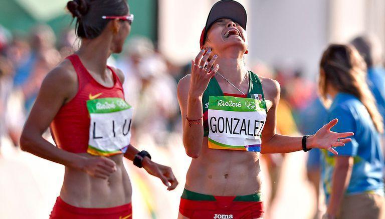 Lupita González gana medalla de plata para México en caminata