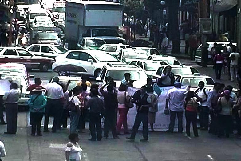 Padres de familia y estudiantes de Jalacingo se manifiestan en Plaza Lerdo