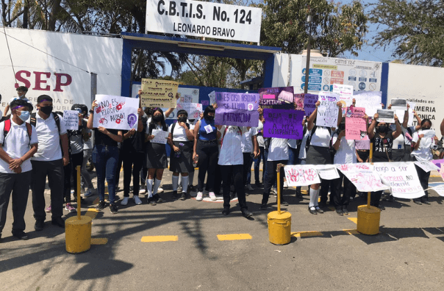 Alumnas de CBTIS en Veracruz exigen alto de acoso de maestro