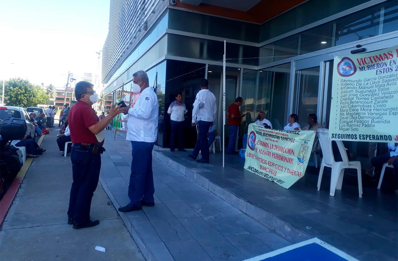 Maniobristas protestas en las oficinas del SAT en Boca del Río 