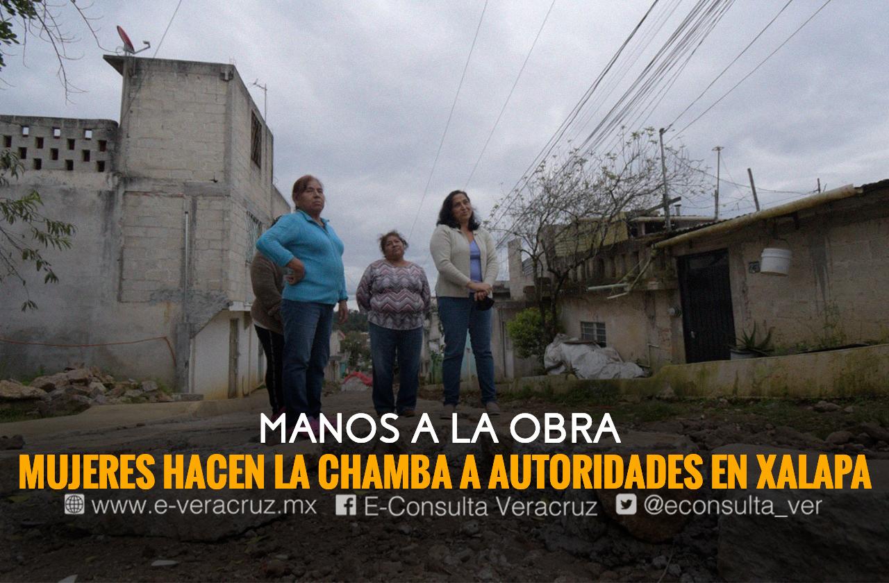 Se hartaron de esperar; mujeres pavimentan su calle en Xalapa