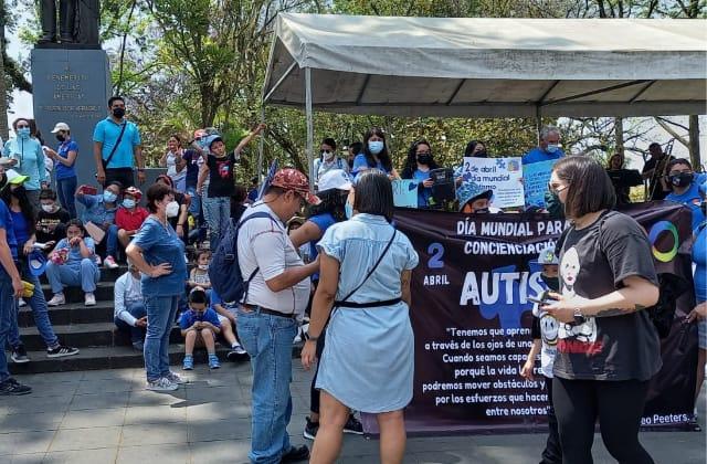Con marcha en Xalapa piden inclusión para Ivana y más niños autistas
