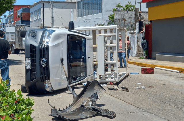 Vuelca camioneta de CMAS en Coatza, hay más de 6 trabajadores heridos