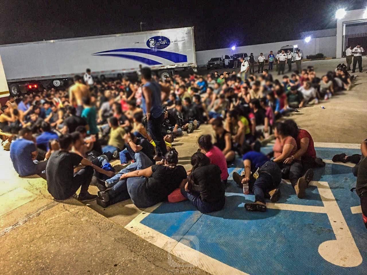 Pollero abandona a migrantes en un tráiler, en el sur de Veracruz