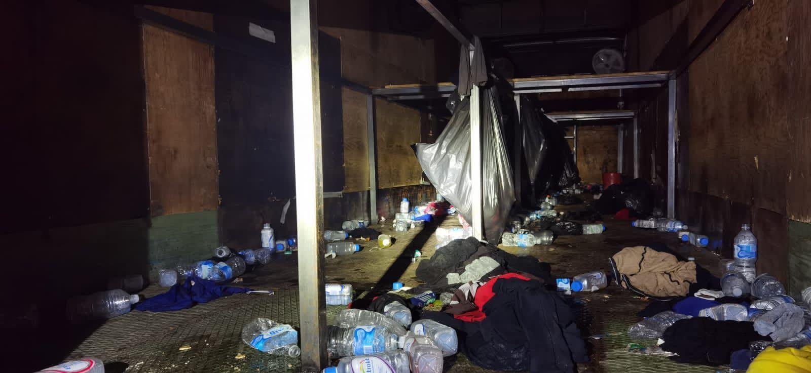 Casi se asfixian: abandonan a 200 migrantes en caja de tráiler, en Veracruz