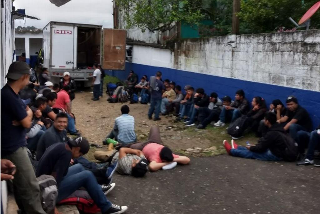 Aseguran camión con 52 migrantes guatemaltecos en Agua Dulce