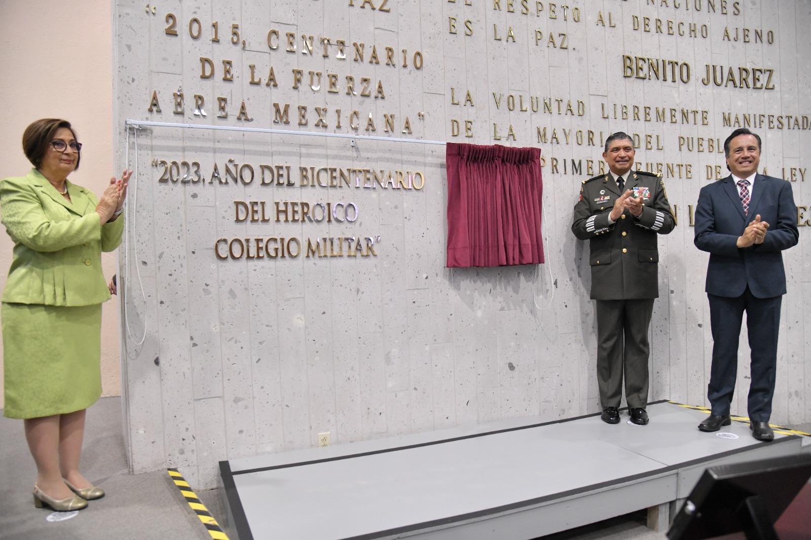Celebran poderes de Veracruz 200 años del Heroico Colegio Militar