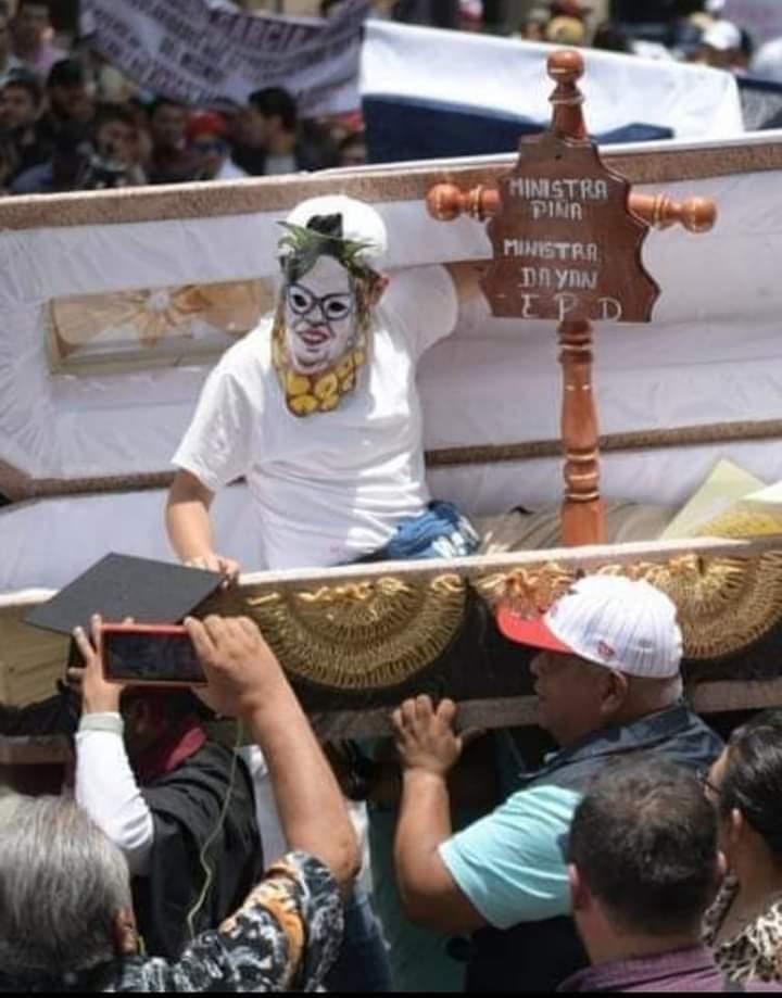 Con ataúdes, funcionarios de Veracruz protestan contra SCJN