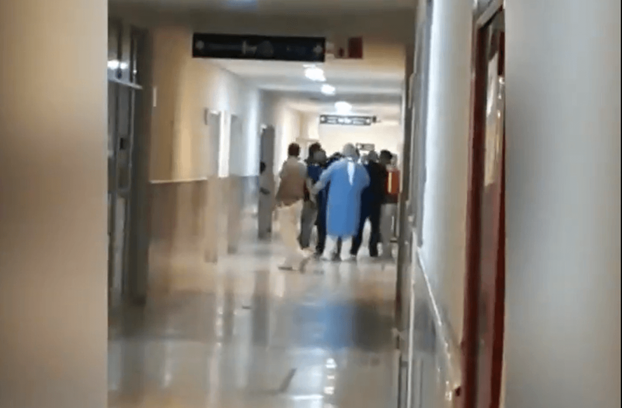 Así familiares de víctima mortal de covid golpearon a médicos 