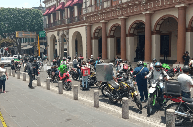Moto repartidores se manifiestan en Xalapa; acusan acoso de SSP