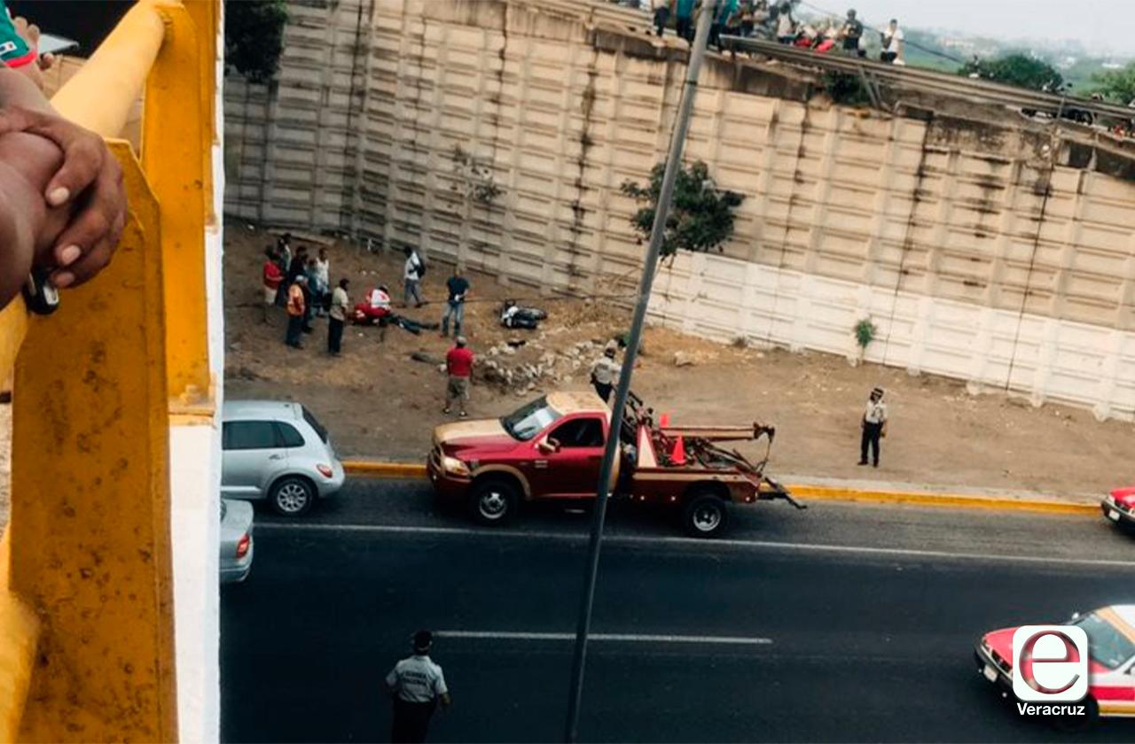 Muere motociclista tras derrapar y caer de puente de Veracruz