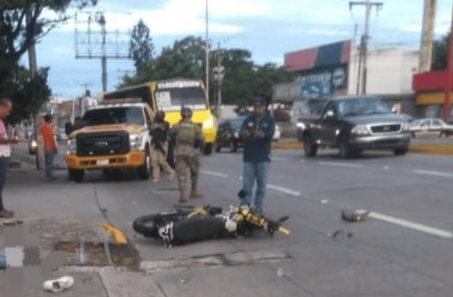 Muere mujer tras derrapar en motocicleta en Boca; hay un herido