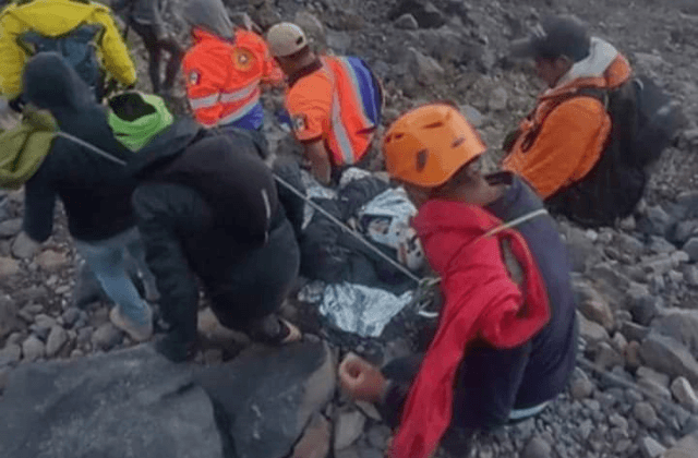 Rescatan a mujer tras caer del Pico de Orizaba, fue trasladada a Puebla