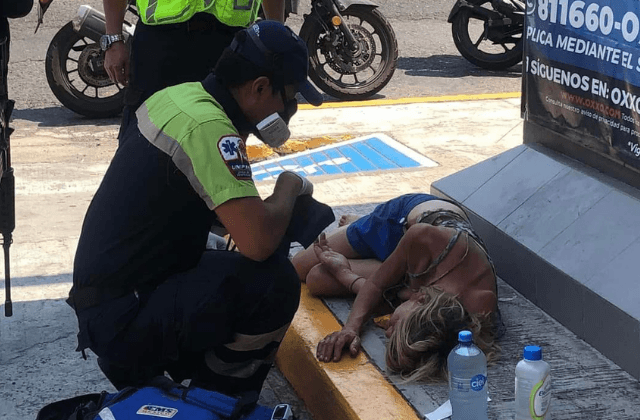 Encuentran a mujer golpeada y quemada por su pareja en Oxxo de Boca