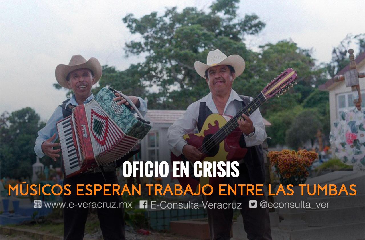 “La música se sufre”; grupos buscan trabajo en cementerios de Xalapa 