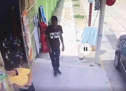 #VIDEO| Asalto armado queda grabado en cámara y ante mirada de un niño  