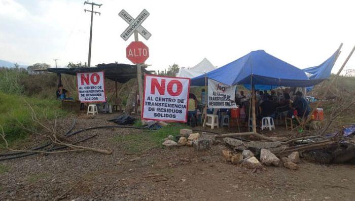 Con campamento se oponen a construcción de basurero en Amatlán