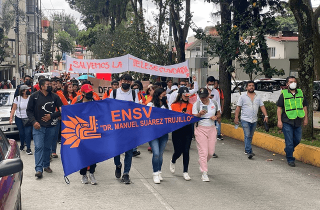Normalistas acusan a la SEV de desalojarlos de sus edificios en Xalapa