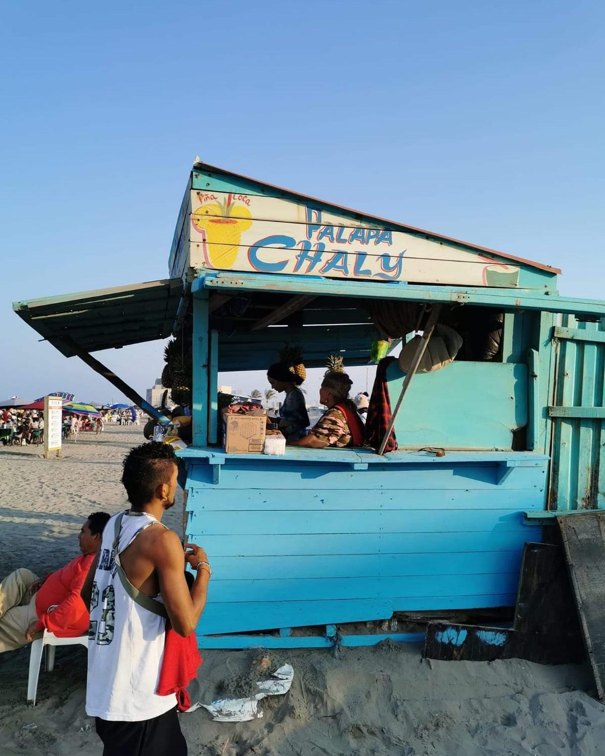 Abusivos: Turistas se quejan de precios en palapas de Veracruz