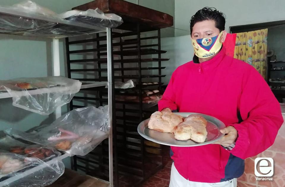 A pesar de la pandemia, Miguel no deja de preparar pan de muerto