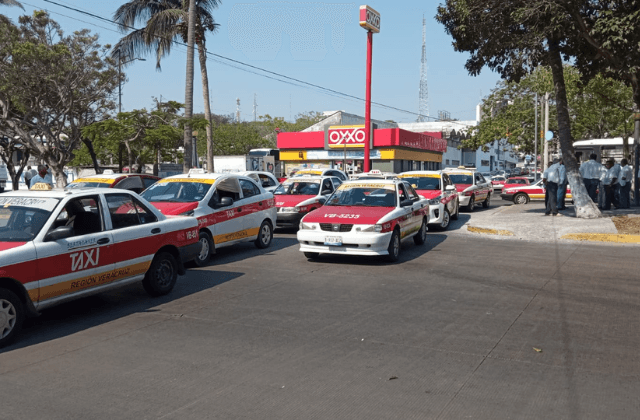 Por robo en oficinas de Sertacaver taxistas toman calle en Veracruz