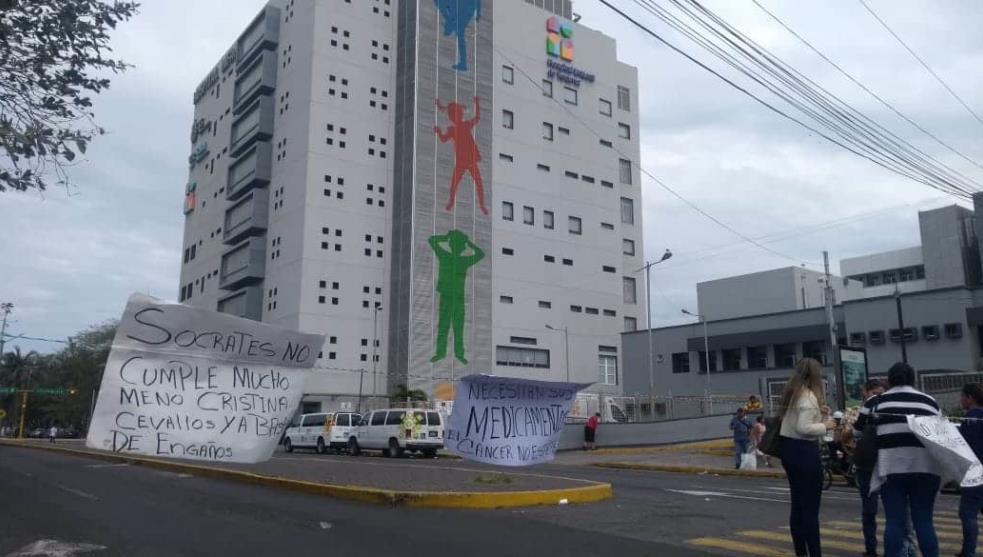 Padres protestan por desabasto de medicamentos oncológicos, en Veracruz