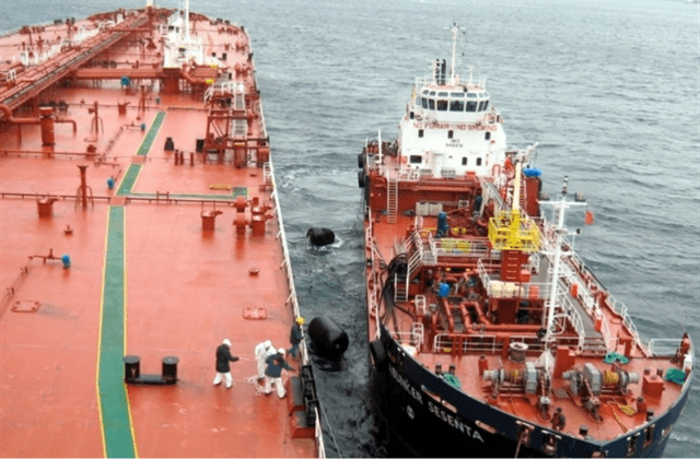 "Perro Max", el buque que trasladaba diésel robado en Veracruz